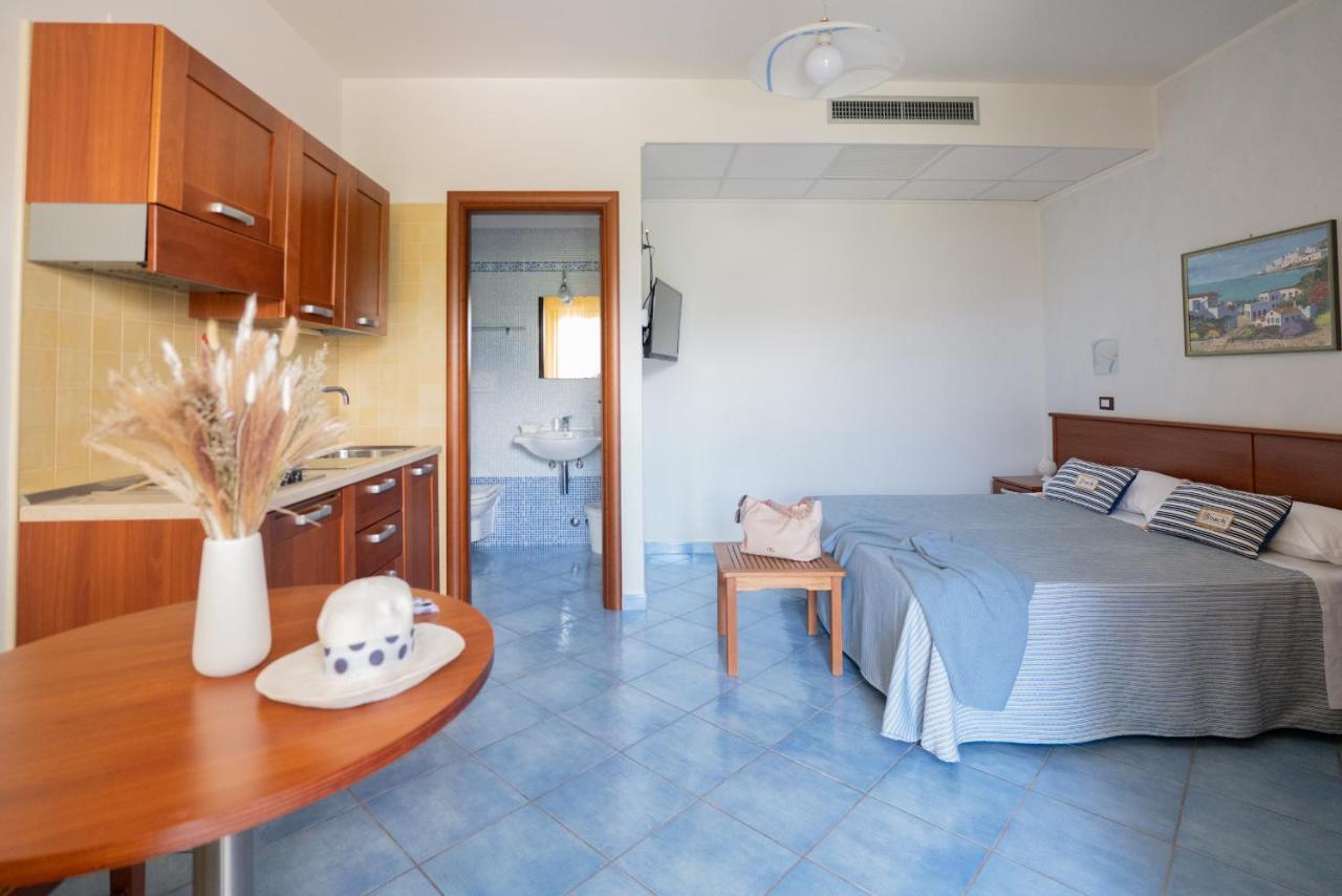 Hotel Residence Torre Del Porto Mattinata Szoba fotó